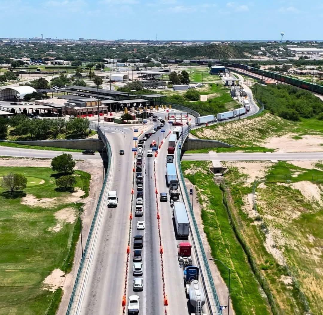 Temor a cruzar la frontera reduce el flujo de visitantes y golpea al comercio binacional