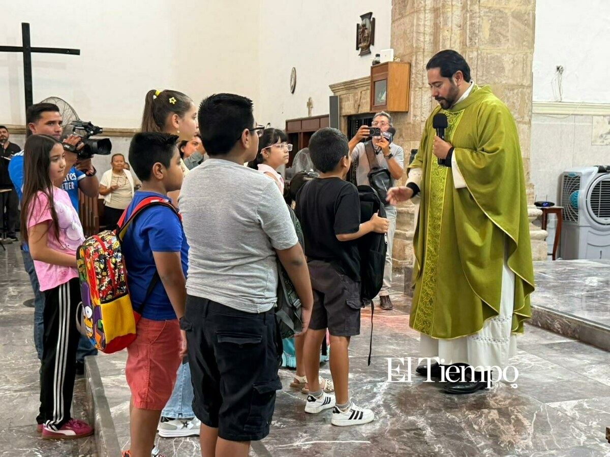 Niños llevan sus mochilas a misa para recibir bendición antes del regreso a clases