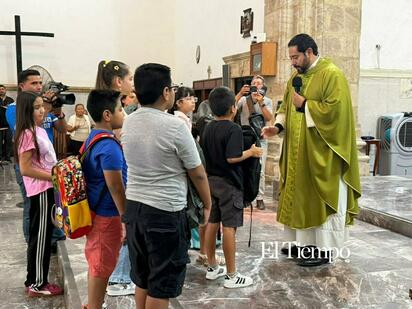 El padre Néstor Martínez ofreció el sermón correspondiente y posteriormente invitó a todos los niños presentes a pasar al frente del templo.  Decenas de niños