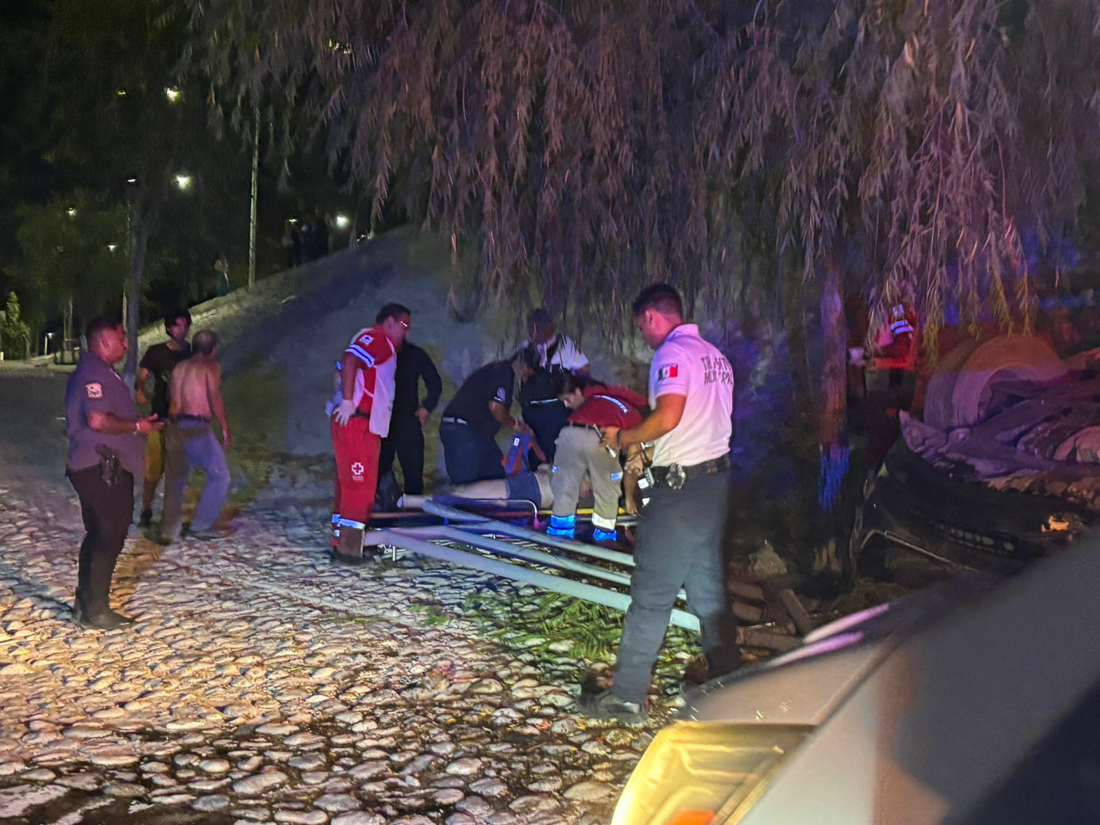 ACCIDENTE: Una pareja sobrevivió al aparatoso accidente ocurrido durante la madrugada en Monclova.