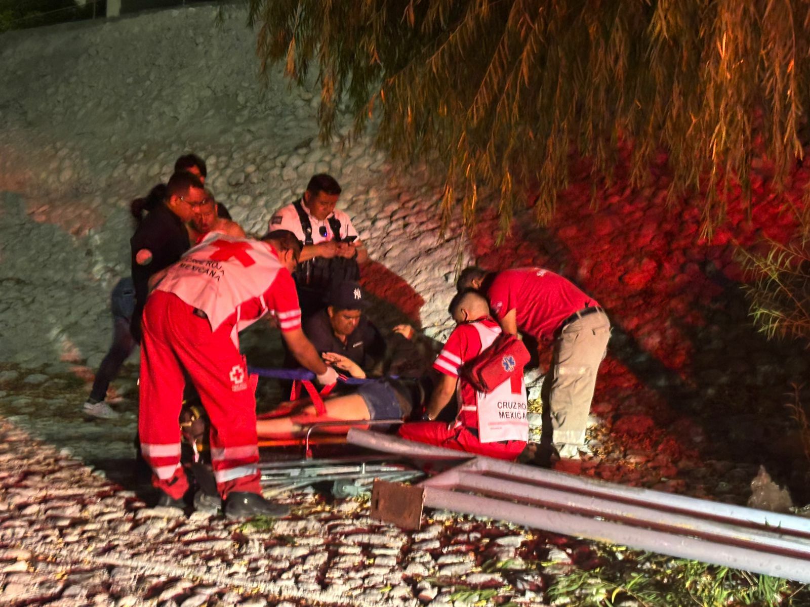 ACCIDENTE: Una pareja sobrevivió al aparatoso accidente ocurrido durante la madrugada en Monclova.
