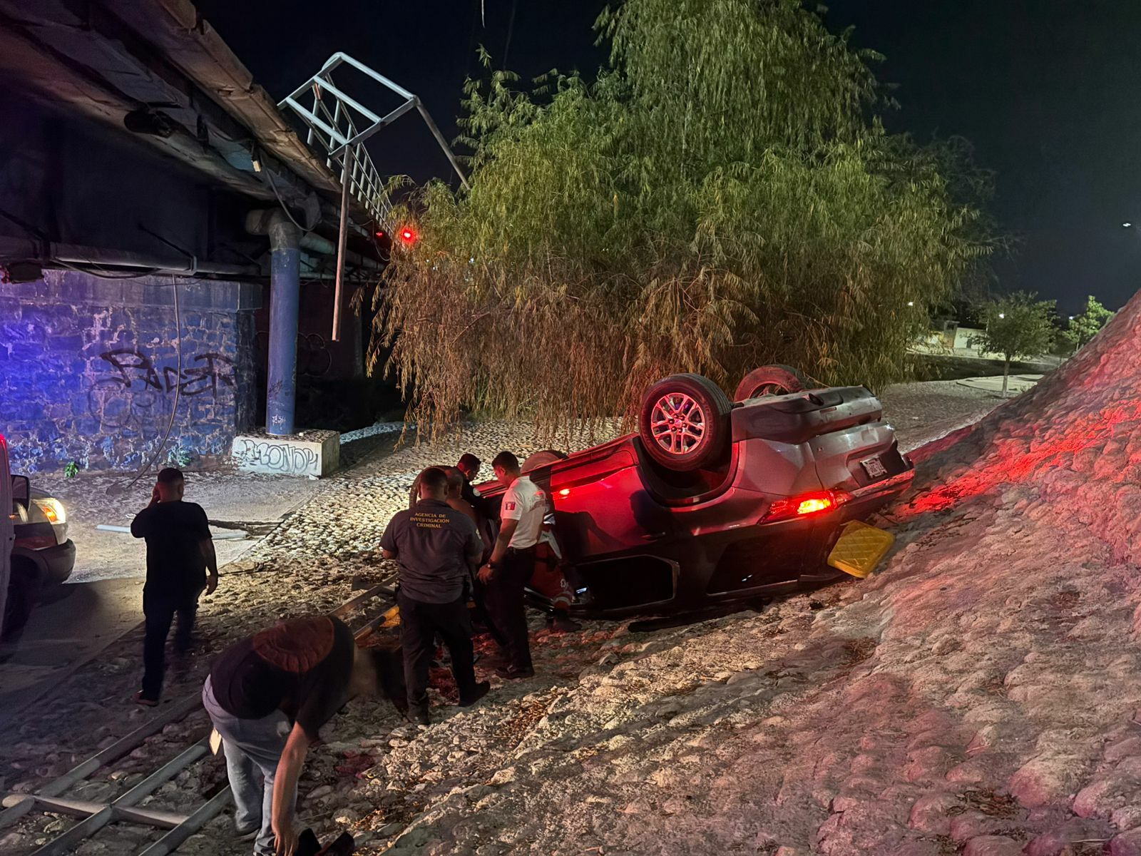 ACCIDENTE: Una pareja sobrevivió al aparatoso accidente ocurrido durante la madrugada en Monclova.