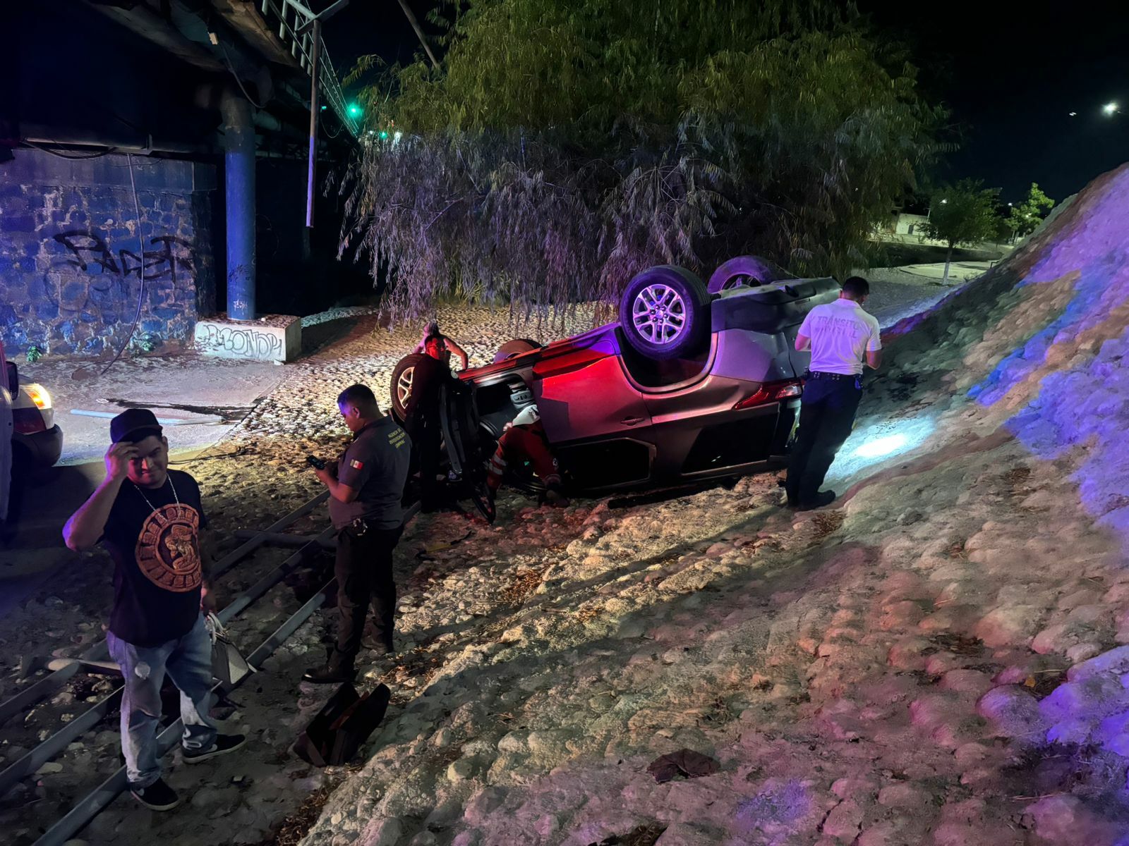 ACCIDENTE: Una pareja sobrevivió al aparatoso accidente ocurrido durante la madrugada en Monclova.