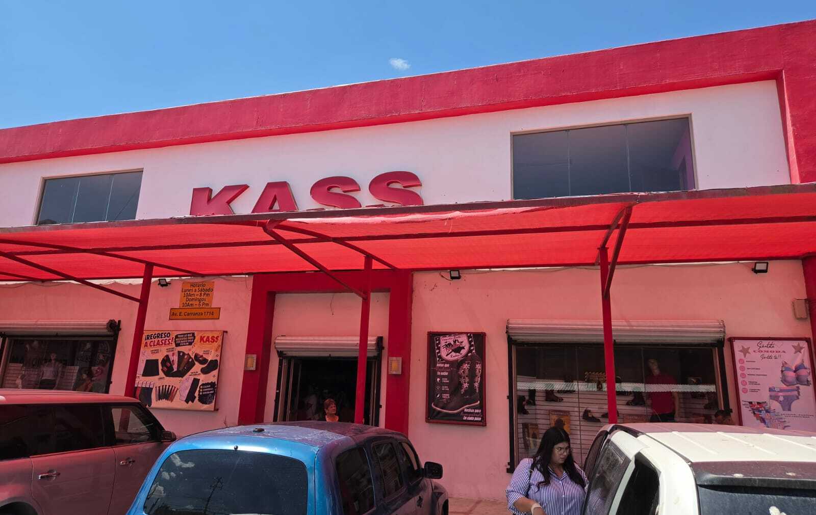 Compras de última hora saturan tiendas de útiles y uniformes en Piedras Negras