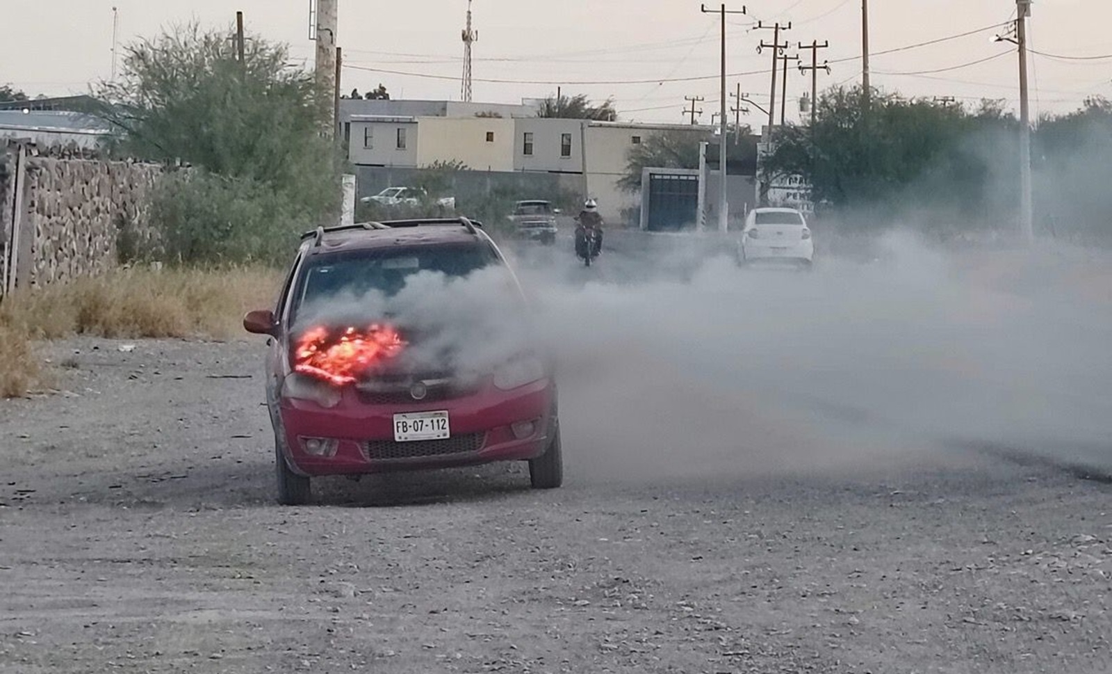 Incendio consume camioneta tras presunto cortocircuito en Sabinas este jueves