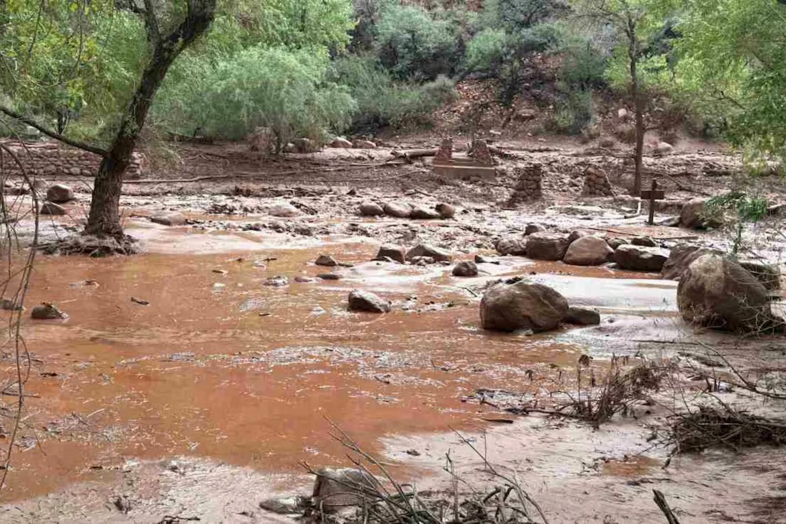 Inundación repentina golpea el Gran Cañón; buscan a más de 20 desaparecidos