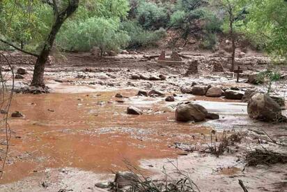 Una inundación repentina causó graves daños en el Gran Cañón y autoridades buscan información sobre más de 20 personas posiblemente