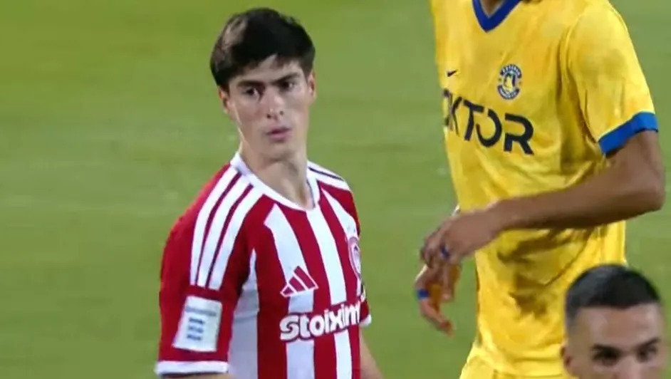 Armando González debuta con Olympiacos; falla gol frente a la portería vacía