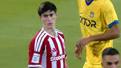 Armando González debuta con Olympiacos; falla gol frente a la portería vacía