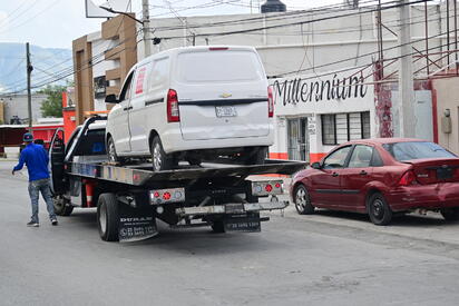 Muere conductor tras sufrir infarto y chocar contra auto estacionado