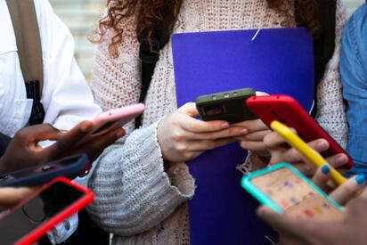 81% de maestros pide regular uso de celulares en escuelas de México