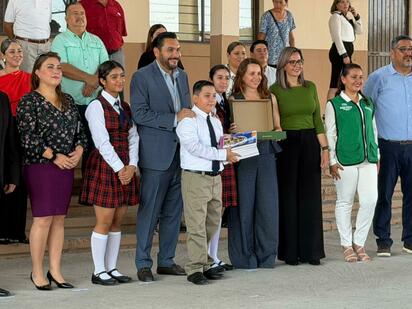 El arranque estatal reunió a estudiantes, docentes, padres de familia y autoridades en la Secundaria Número 1 Juan Gil González.  De manera simultánea