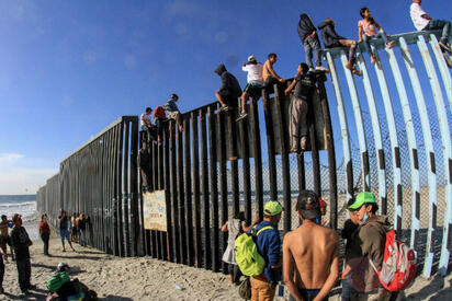 Frontera México-EU registra fuerte caída en detenciones migratorias
