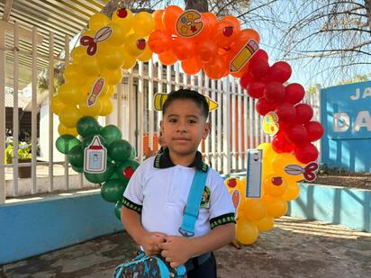 Con una sonrisa y su mochila de dinosaurios, Angelito inicia un nuevo ciclo escolar