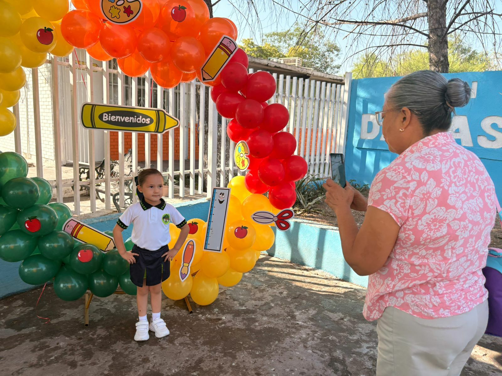 ¡Porque el amor de abuelita también regresa a las aulas hoy!