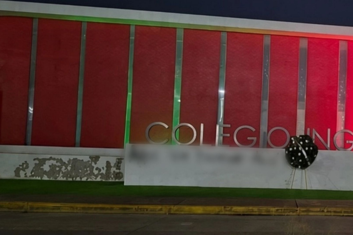 Corona fúnebre aparece afuera de colegio durante regreso a clases