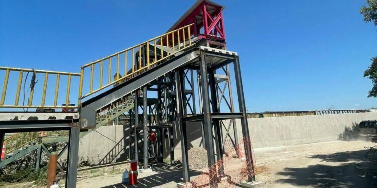Vecinos cuestionan nuevo paso peatonal junto al muro de Ferromex