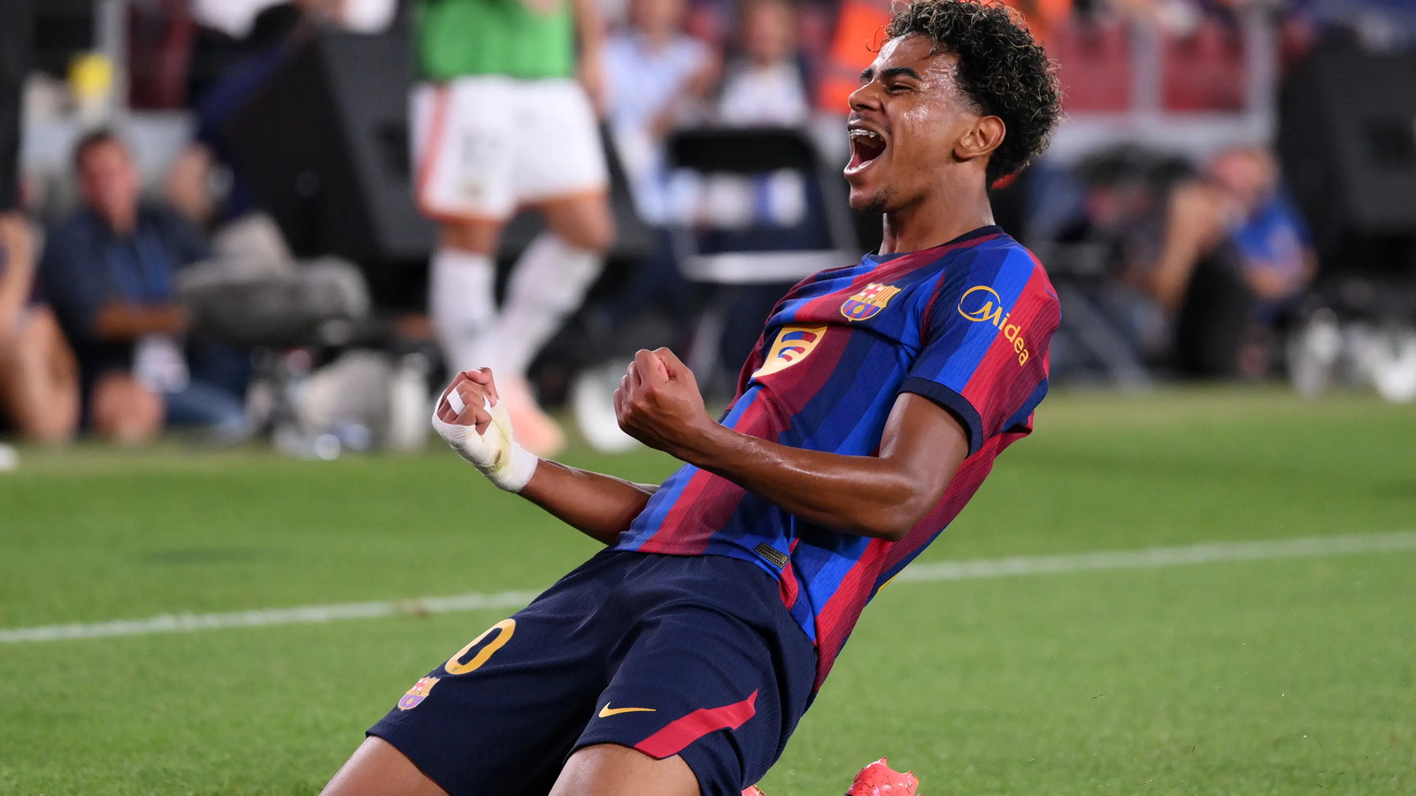 Barcelona golea al Rayo Vallecano con dobletes de Raphinha y Yamal