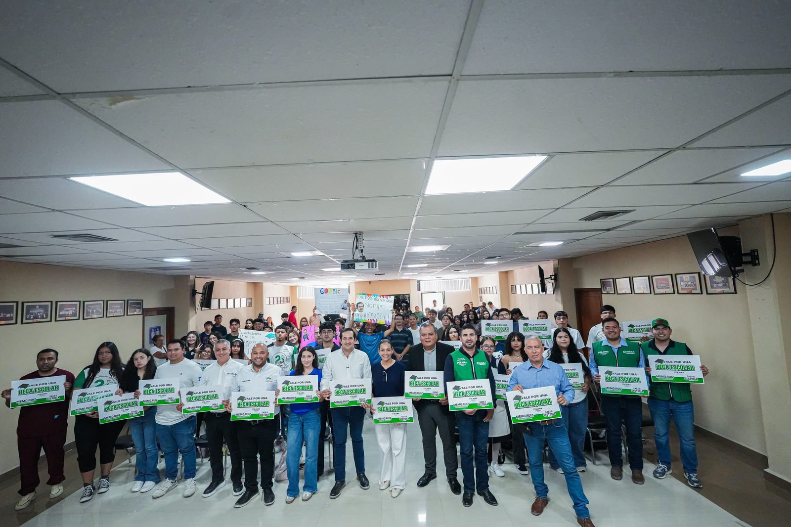 Memo Ruiz entrega becas a 100 universitarios de Piedras Negras