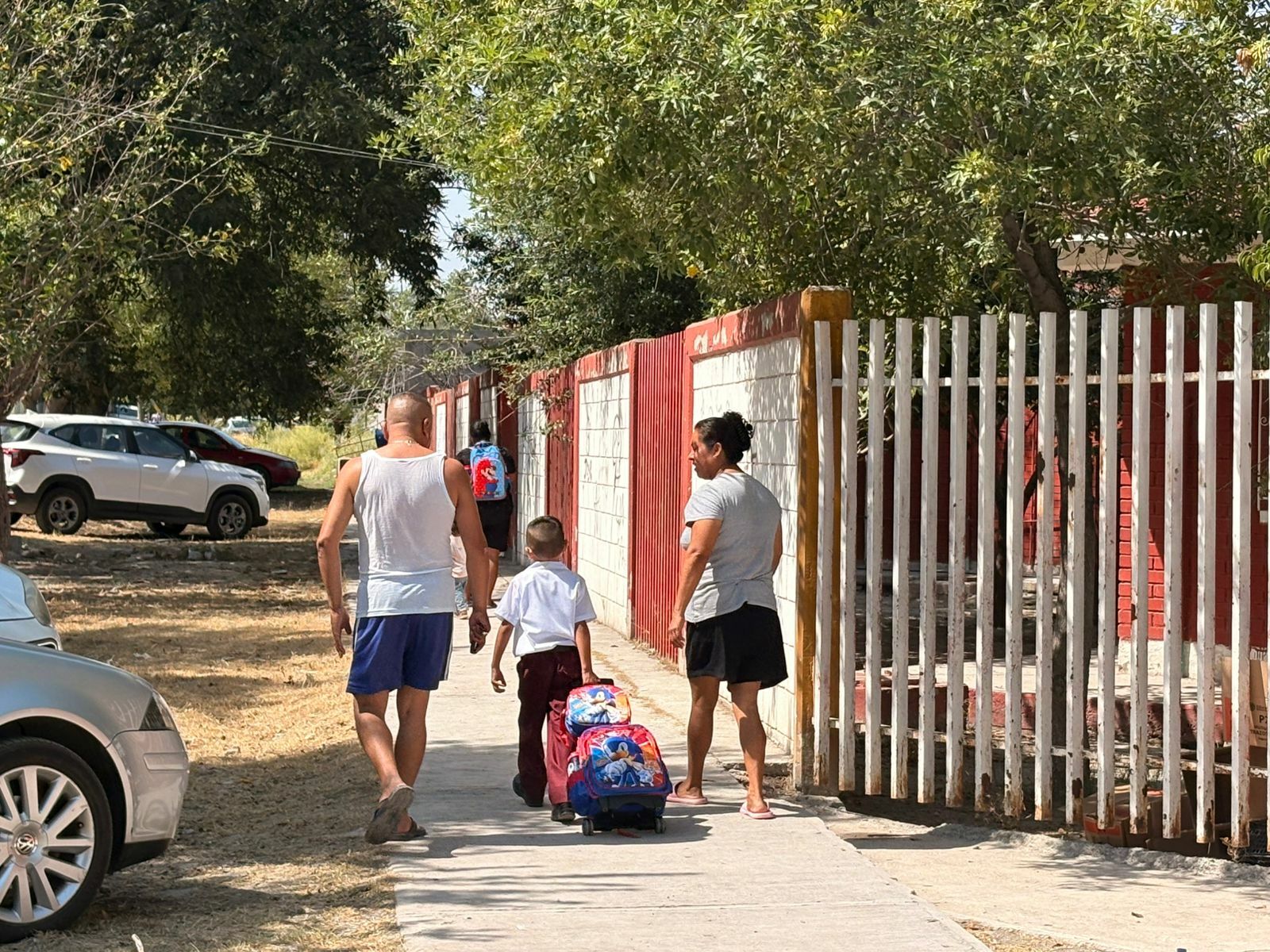 Cinco escuelas regresan a clases sin energía eléctrica