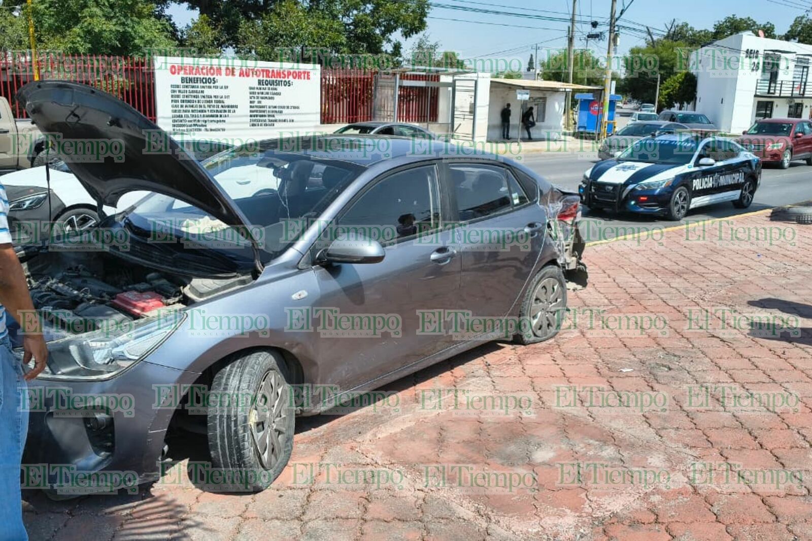 Adulto mayor invade carril y termina sobre camellón del Pape