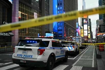 Una mujer apuñaló a dos personas en Times Square, Nueva York; una murió y la presunta atacante fue abatida por agentes policiales.  Una mujer apuñaló