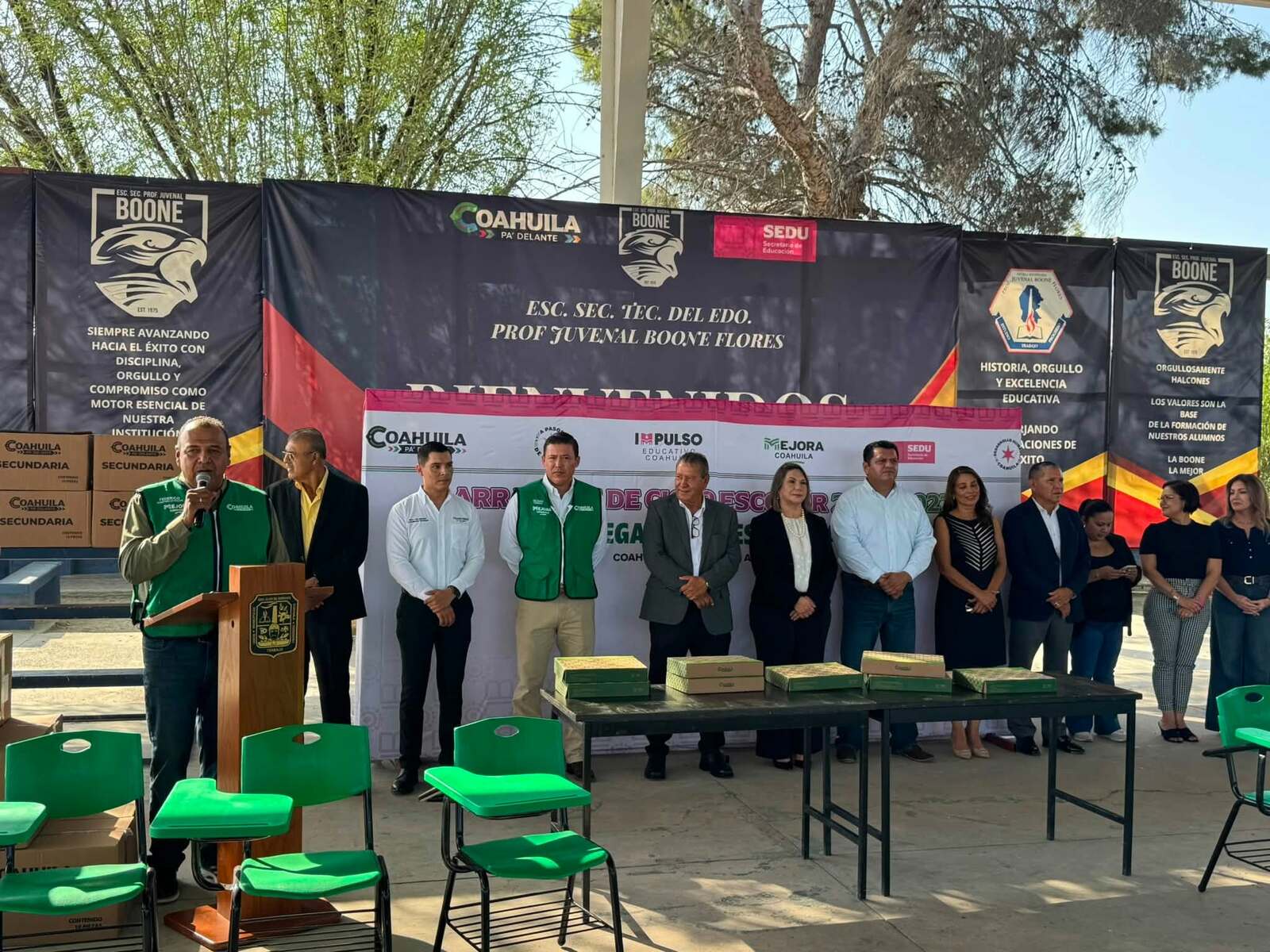 Entregan útiles escolares y mobiliario educativo en San Juan de Sabinas