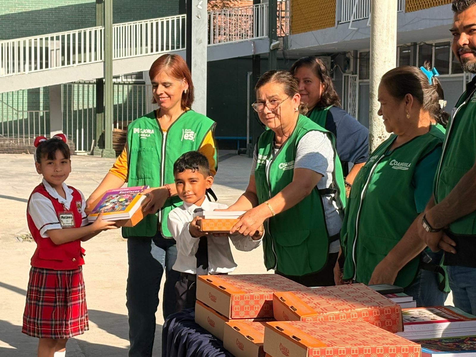 Entregan útiles escolares a 73 mil alumnos en región Centro