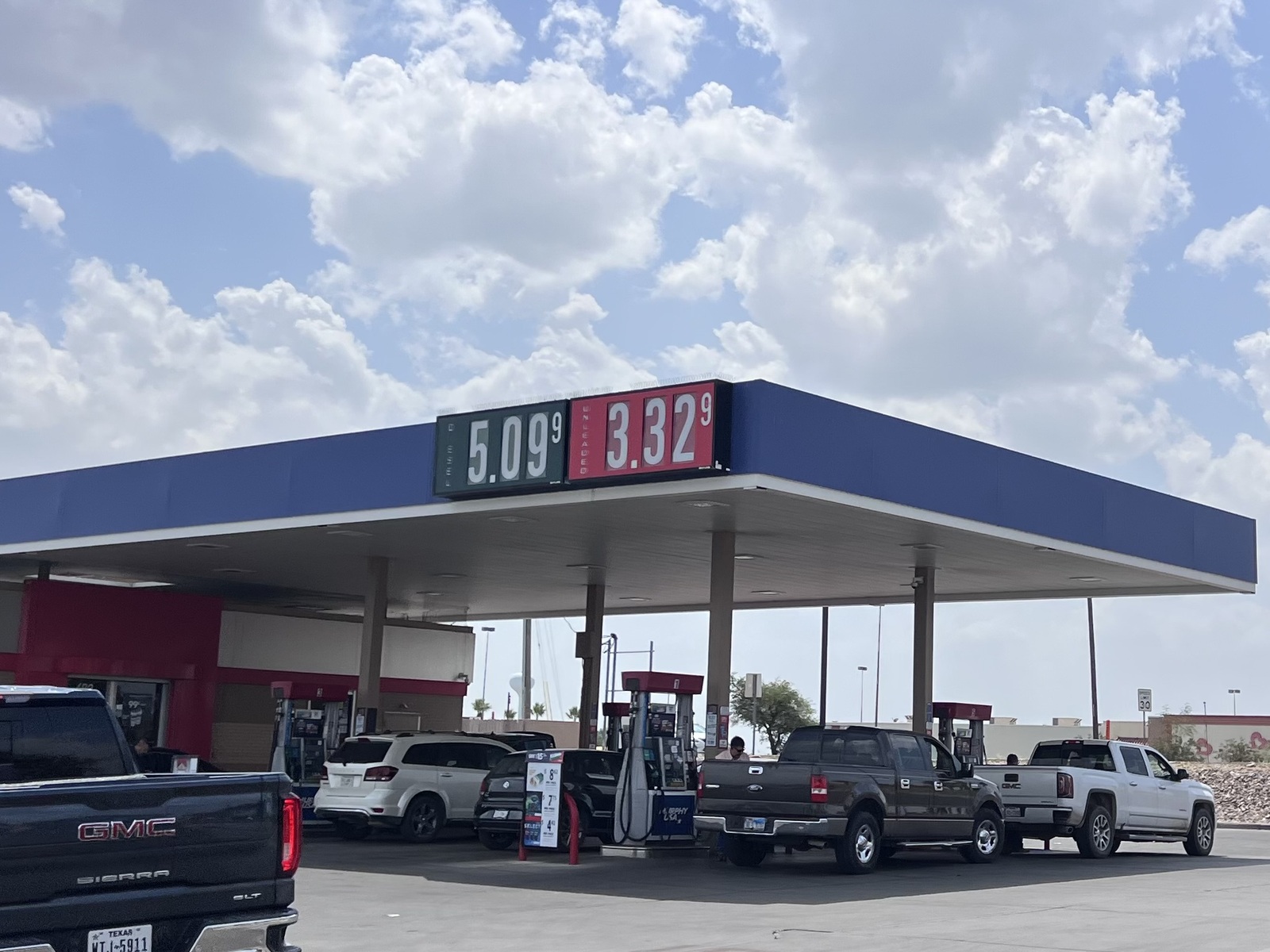 Gasolinas: Actualmente, la gasolina regular en Eagle Pass se comercializa alrededor de 3.32 dólares por galón, la semana pasada en 3.47. Gasolinas: Actualmente, la gasolina regular en Eagle Pass se comercializa alrededor de 3.32 dólares por galón, la semana pasada en 3.47.