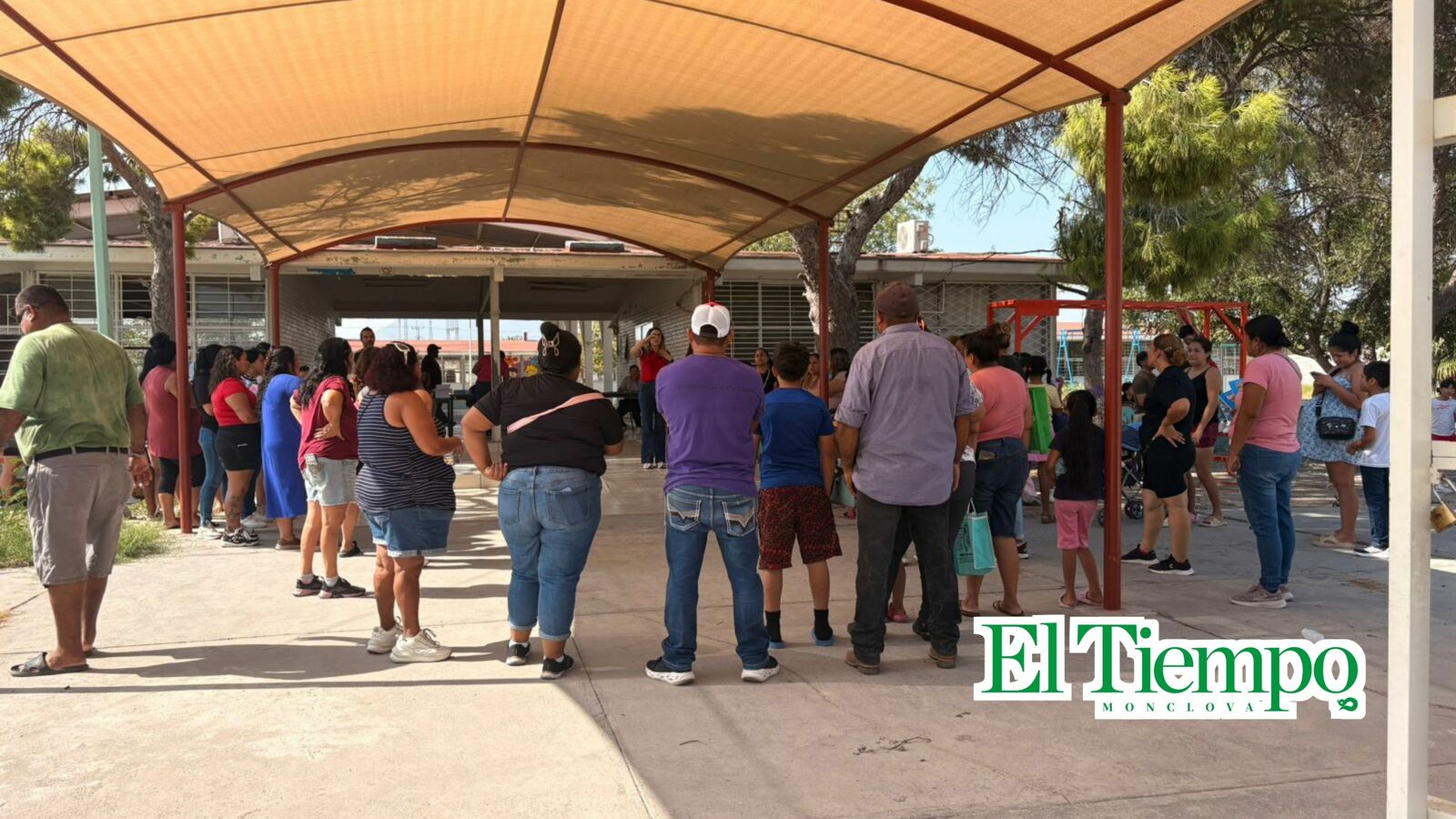 Temen colapso de techo y suspenden clases en primaria