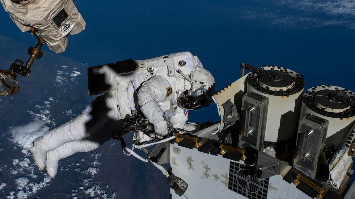 Astronautas realizan caminata espacial para mejorar navegación de la EEI