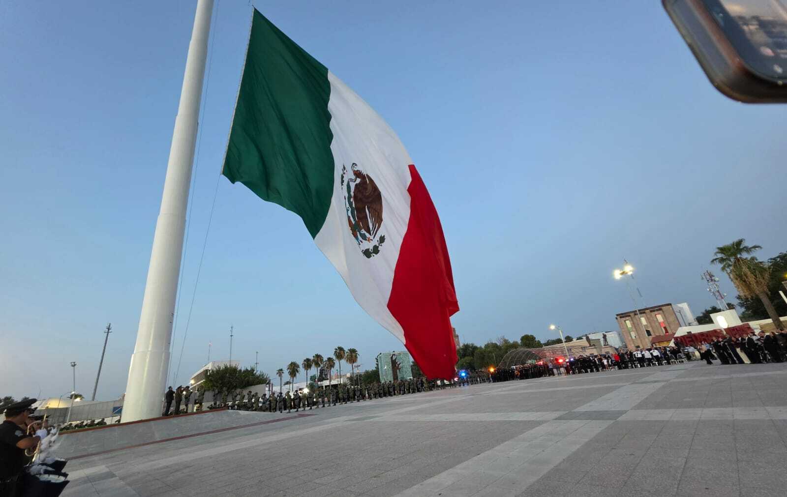 Piedras Negras inicia el mes patrio con izamiento de la Bandera Monumental