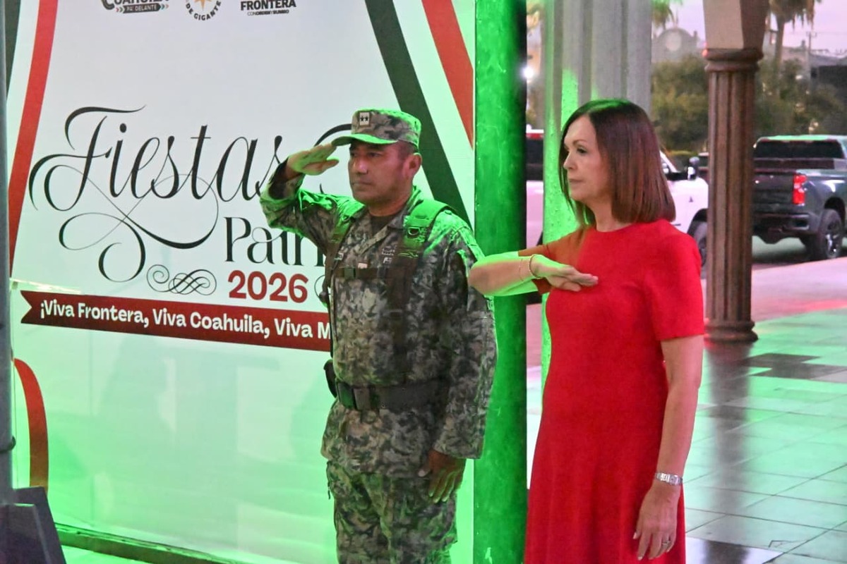 Sari Pérez iza la Bandera Nacional y enciende el orgullo patrio en Frontera