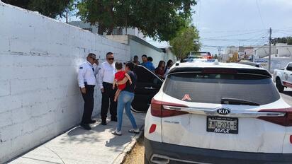 Rescatan a niño de dos años que quedó encerrado en una camioneta