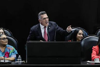 Alejandro Moreno llamó a los partidos opositores a unirse para competir contra Morena en las elecciones federales de 2027.  El presidente nacional del PRI,