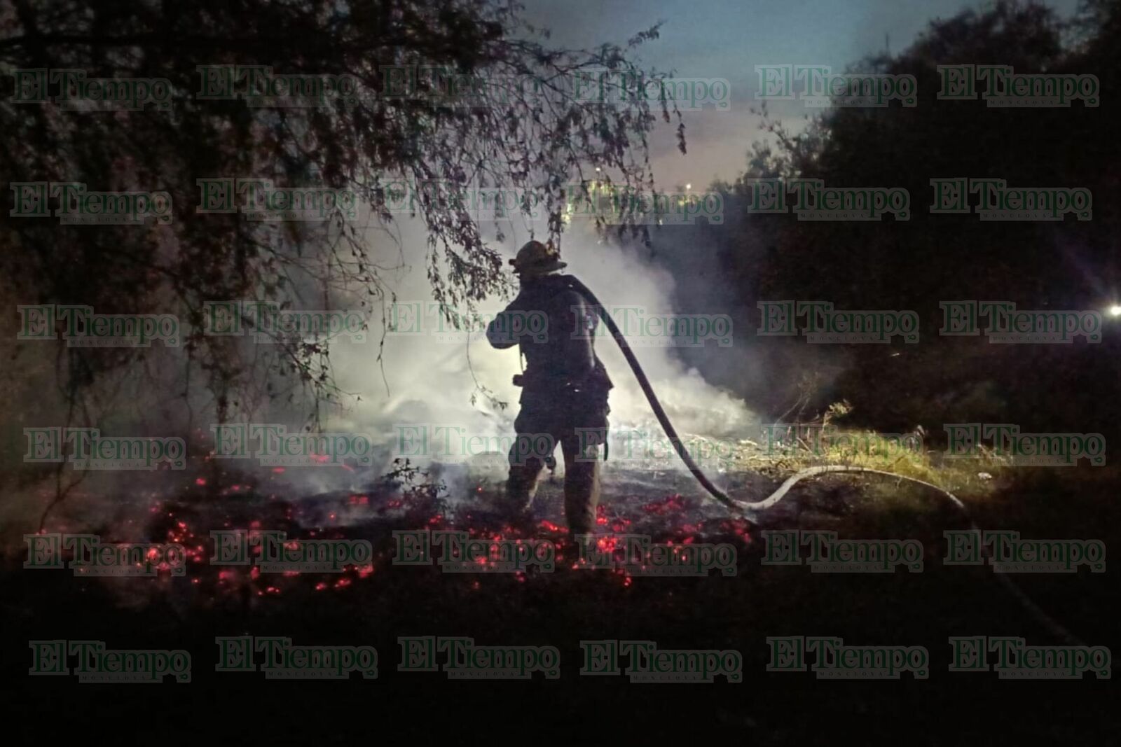 Incendio de maleza y llantas provoca movilización en la colonia Petrolera