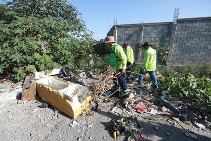 Retiran basura y maleza de cauces naturales en Saltillo