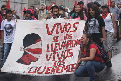 Familias de Ayotzinapa exigen pruebas sobre supuestos restos