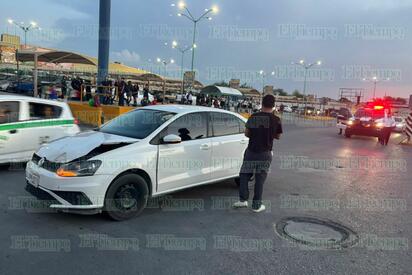 Choque entre autobús y automóvil deja daños materiales en bulevar San José