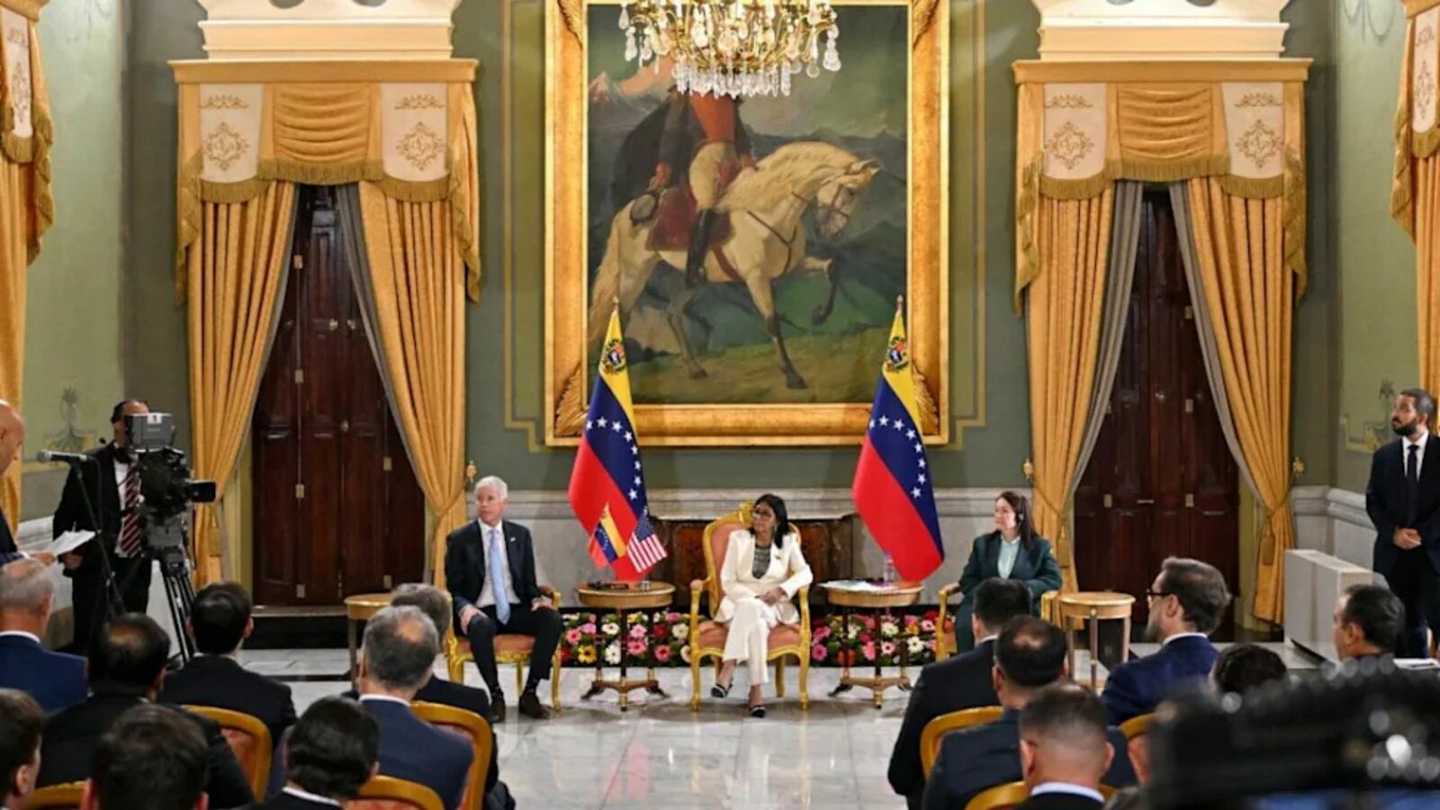 Venezuela firma acuerdos petroleros con Chevron y Eni
