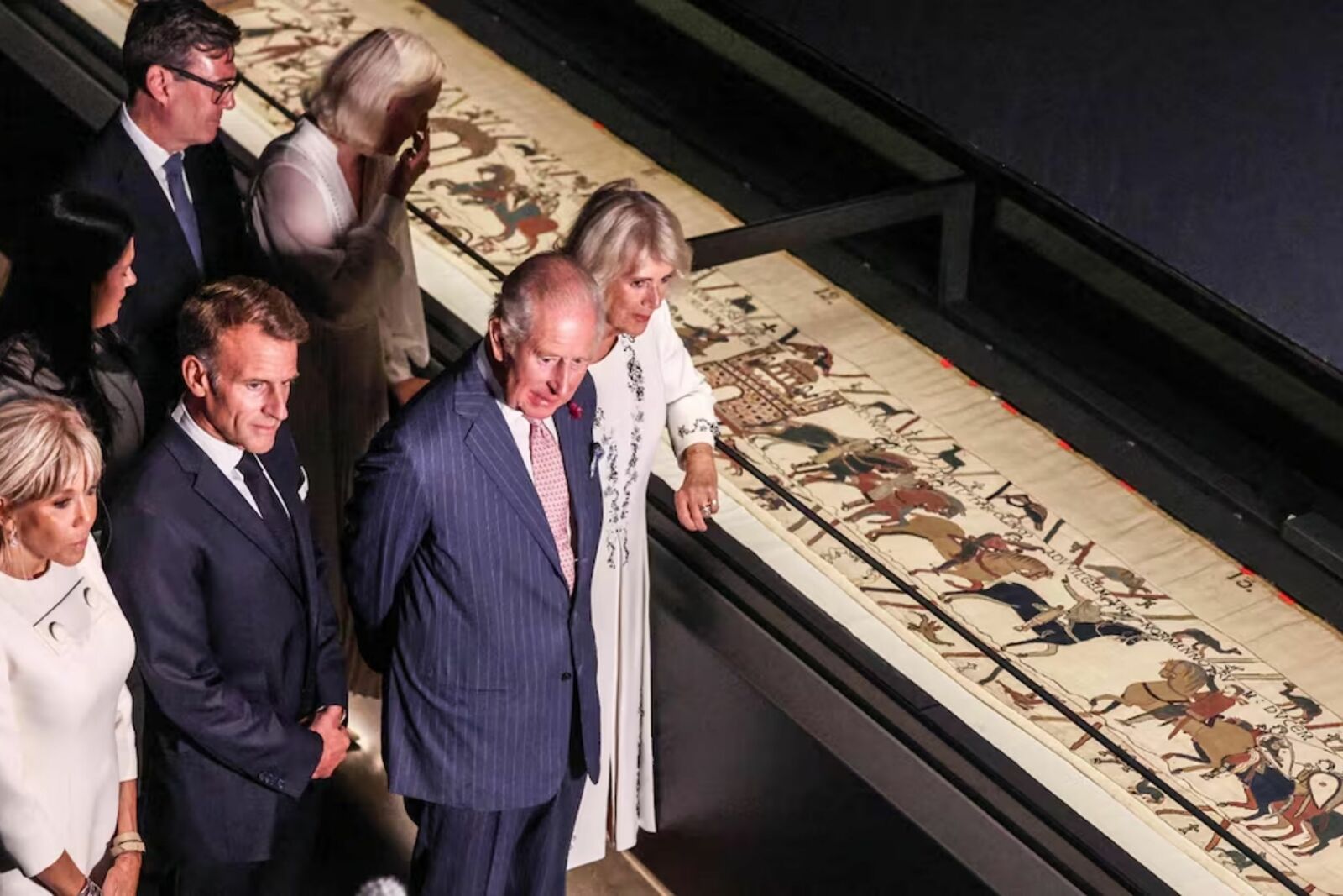 Carlos III y Macron visitan el histórico Tapiz de Bayeux en Londres