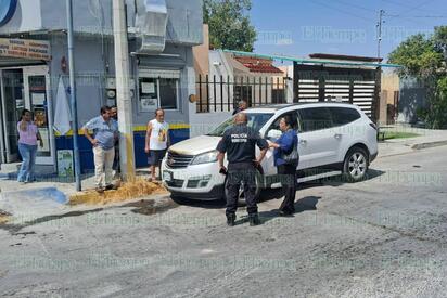 Cortocircuito provoca incendio de camioneta en avenida Colombia