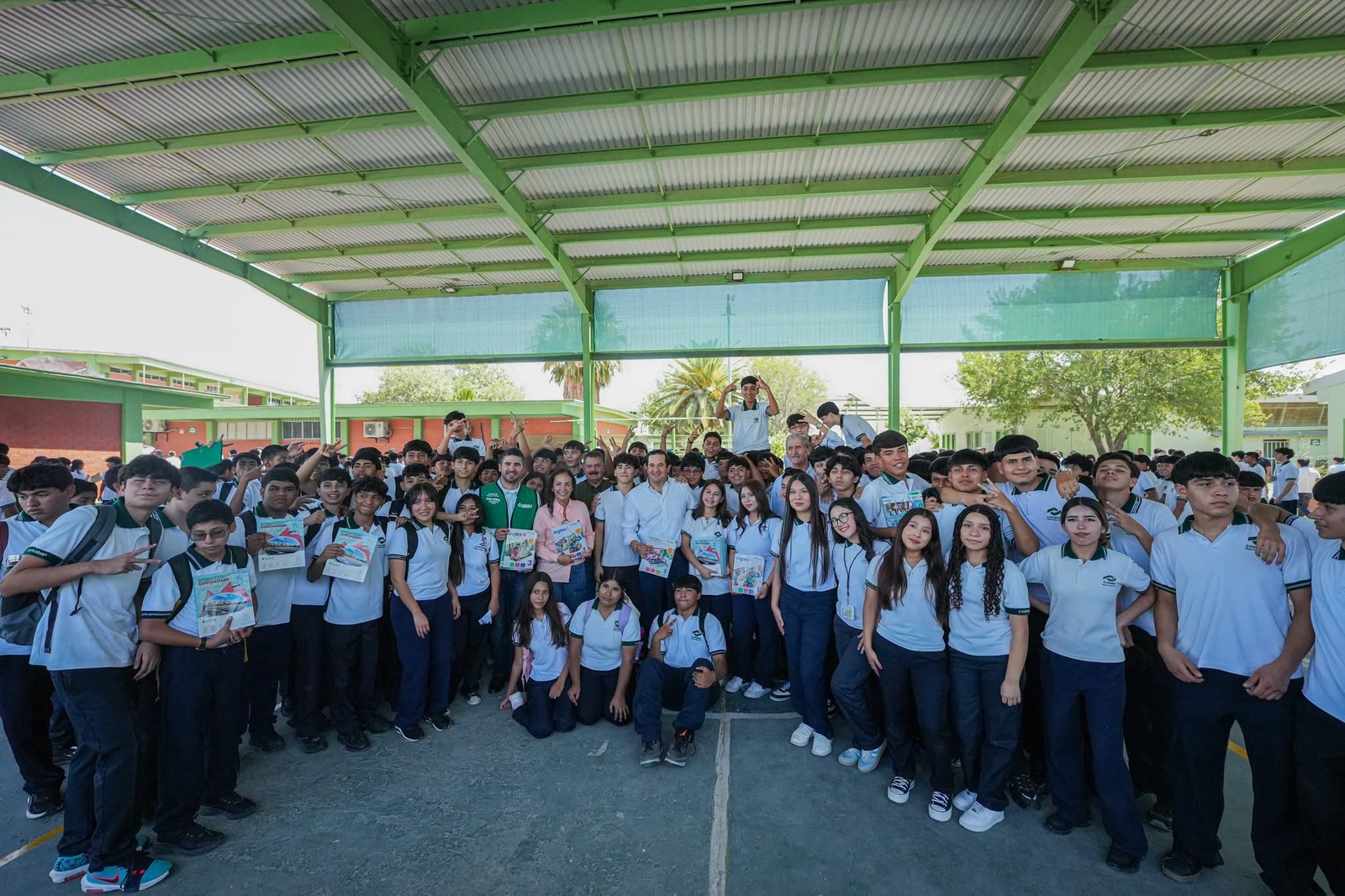 Diputado entrega libros a estudiantes del CONALEP Piedras Negras