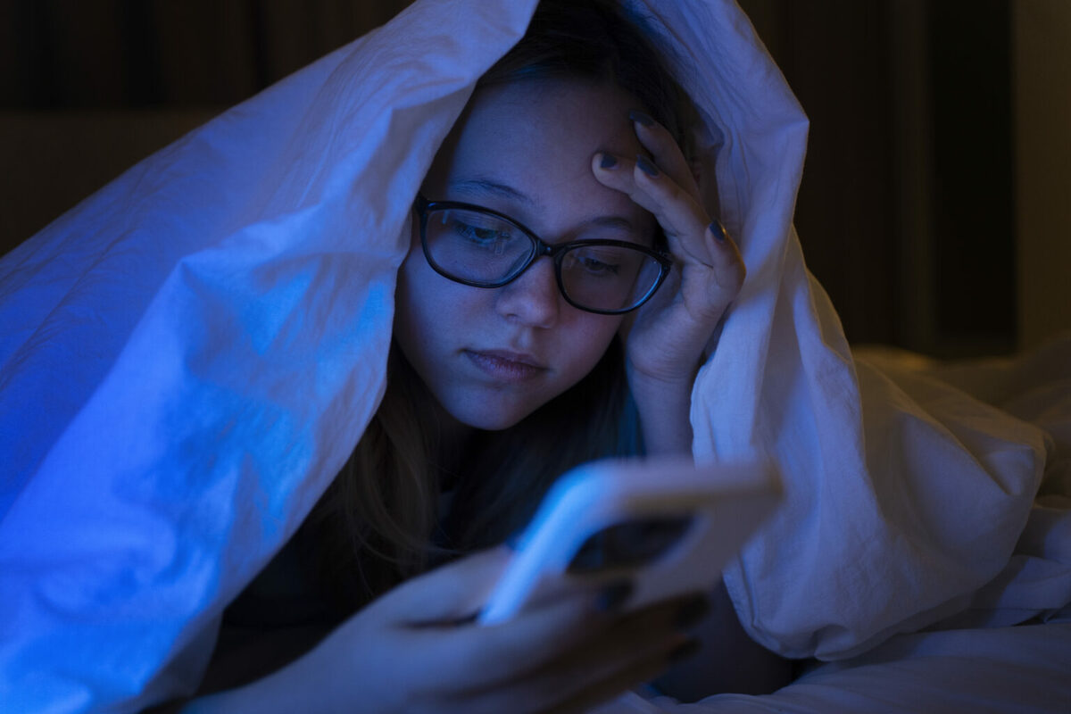 Uso de pantallas puede afectar el descanso y el bienestar