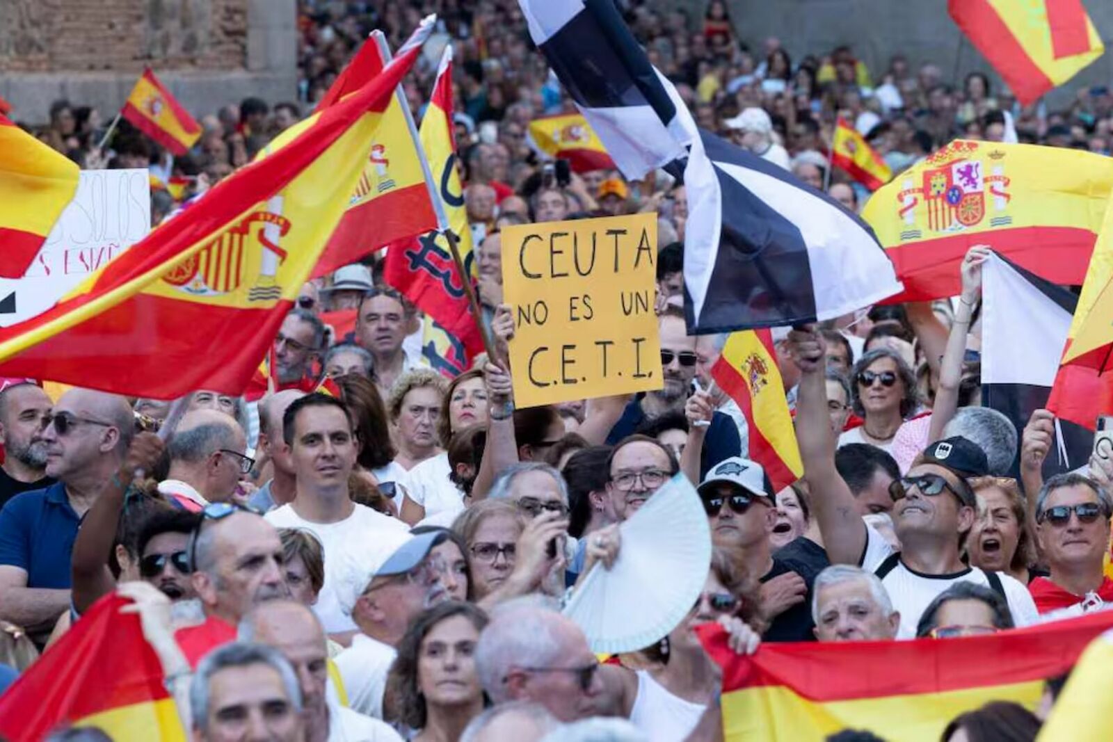 Protestas en España exigen medidas ante llegada masiva de migrantes a Ceuta