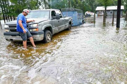 Fuertes lluvias y vientos asociados con Edouard afectaron Texas, donde árboles cayeron, caminos se inundaron y miles de residentes quedaron sin electricidad.