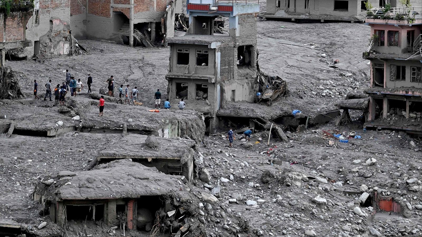 Desaparecidos en Nepal superan los 5 mil tras las fuertes riadas