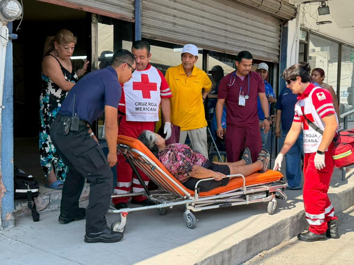 Mujer se desvanece afuera del Banco del Bienestar tras esperar para cobrar su pensión