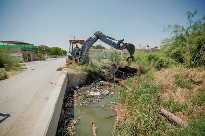 Obras Públicas y Simas Torreón limpian canal obstruido por basura y escombro