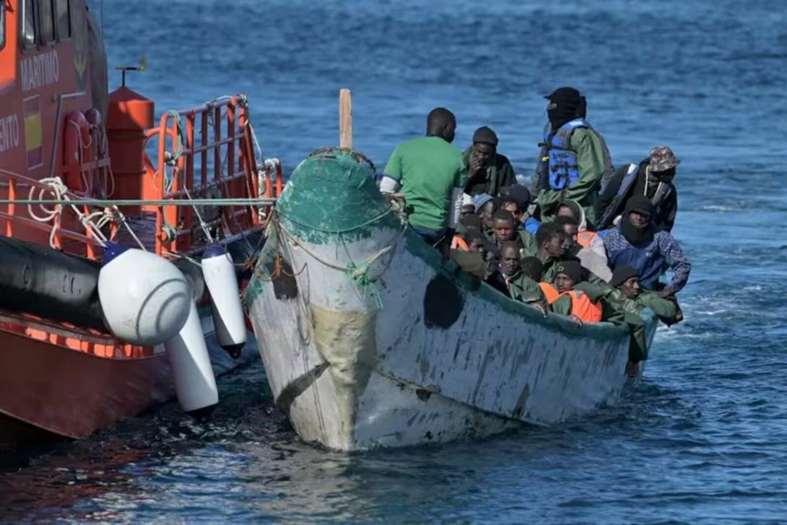 Viajaron durante semanas a la deriva: 44 migrantes son rescatados cerca de Canarias